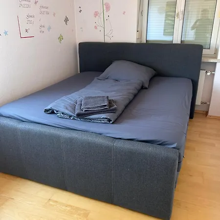 Moeblierte Mit Balkon 아파트 *